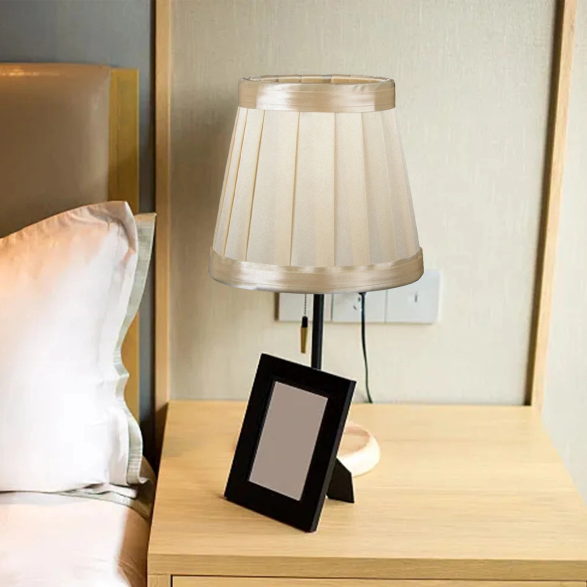 lampe table beige plissée classique abatjour tissu opaque élégante décoration maison fixe base solide