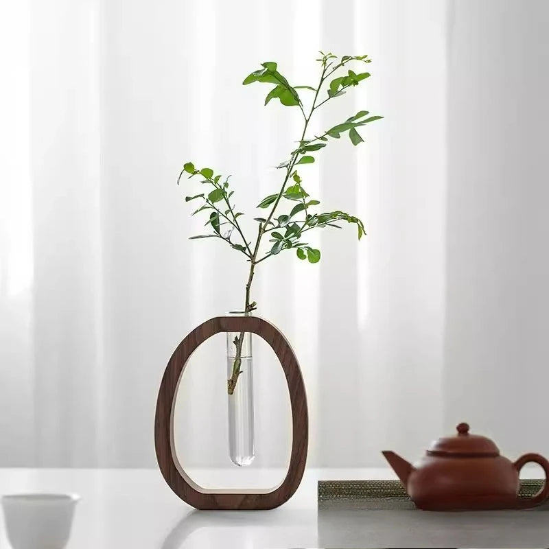 vase fleurs verre transparent bois anthurium plantes table blanche rideaux théière