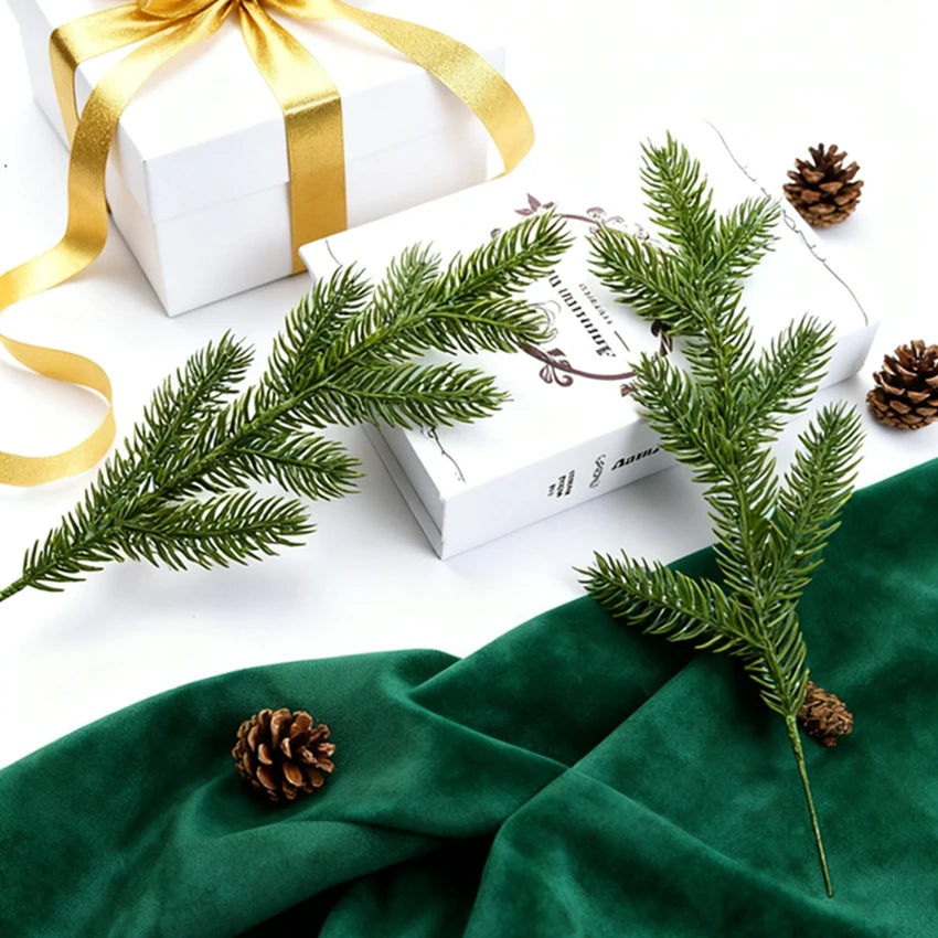 branches sapin artificielles vertes feuilles pointues naturelles accessoires festifs noël guirlandes dorées pommes pins