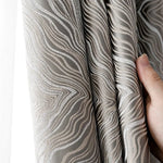 Rideau élégant aux motifs ondulés gris et blancs, idéale pour décorer votre intérieur avec style. Ce design unique ajoute une touche de sophistication et s'harmonise facilement avec divers thèmes de décoration. Optimisez votre espace avec ce rideau chic et moderne.