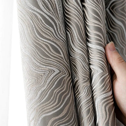 Rideau élégant aux motifs ondulés gris et blancs, idéale pour décorer votre intérieur avec style. Ce design unique ajoute une touche de sophistication et s'harmonise facilement avec divers thèmes de décoration. Optimisez votre espace avec ce rideau chic et moderne.