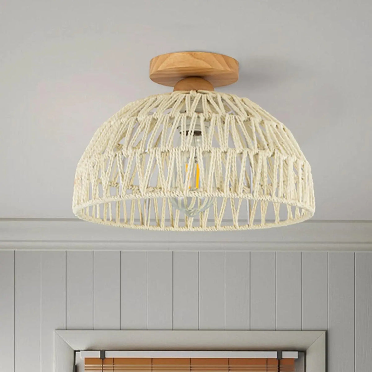 lampe suspendue tressée moderne naturel blanc noir lambris bois abat jour rotin