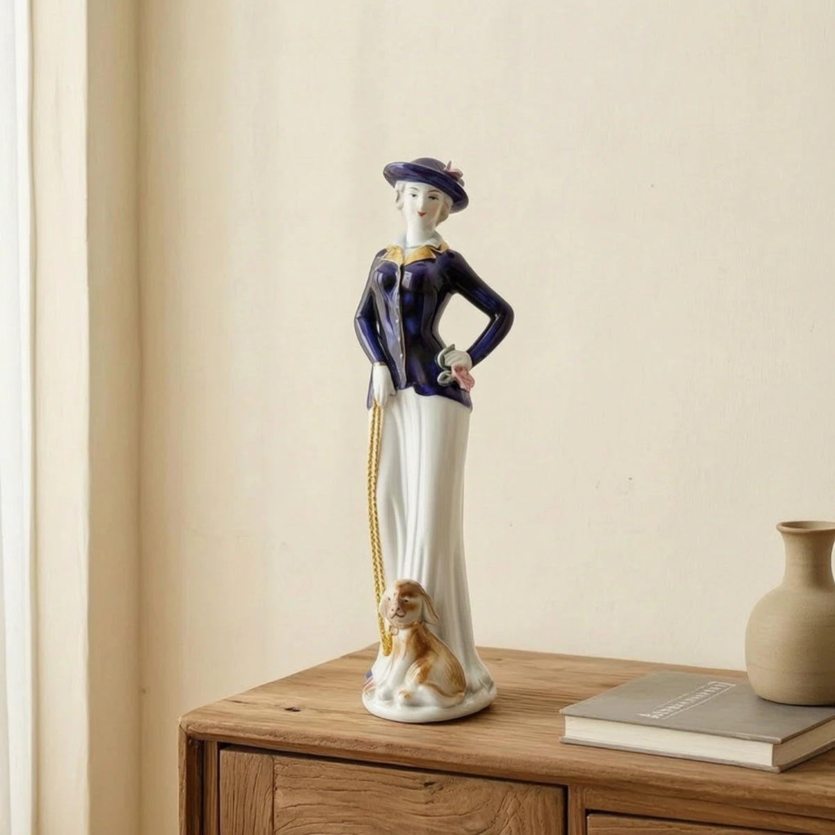 statuette féminine céramique émaillée robe élégante motifs floraux classique chapeau blanc bleu doré