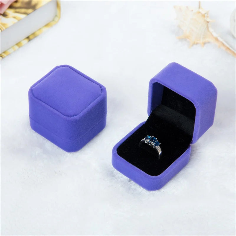 boîtes bijoux velours bleu clair rouge gris rose violet noir anneaux boucles doreilles classiques
