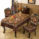 La table à manger élégante avec des chaises rembourrées ornées de fleurs et de motifs décoratifs crée une atmosphère chaleureuse et accueillante dans cette pièce.