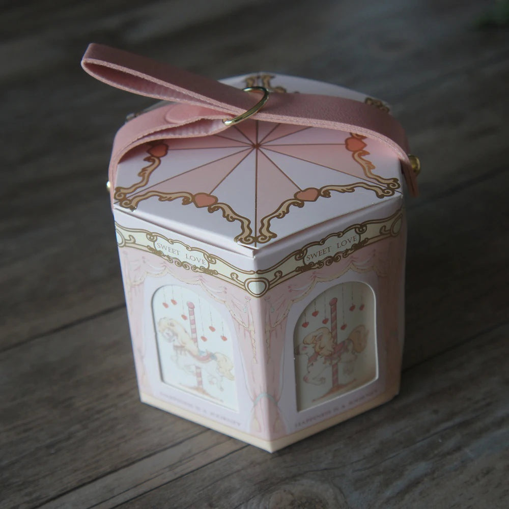 boîtes cadeau hexagonales chevaux carrousel bleu rose rouge occasion fête vintage romantique boucle métallique