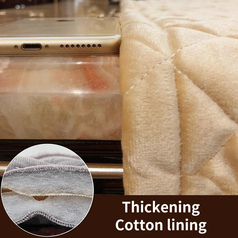 Gros plan sur un tissu épais en coton offrant une surface texturée, placé à côté d'un smartphone.