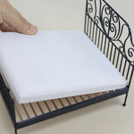 lit miniature fer forgé matelas couverture oreillers motifs pois floral décoration chambre poupée