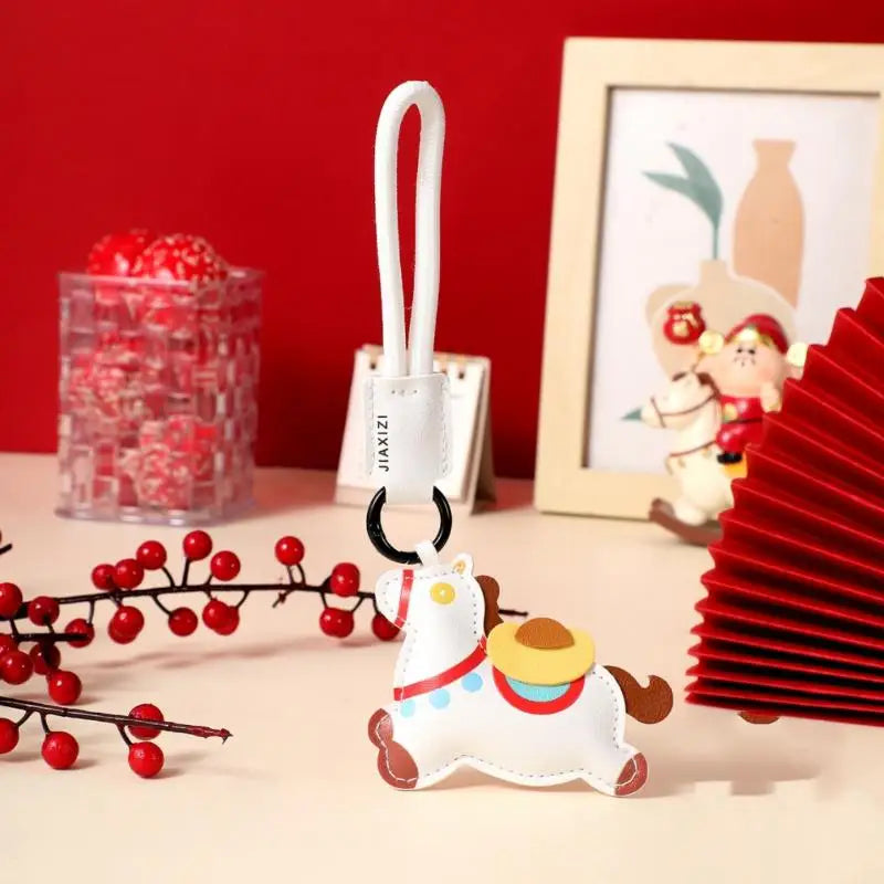 porte clés chevaux chapeaux motifs géométriques moderne blanc rouge noir marron