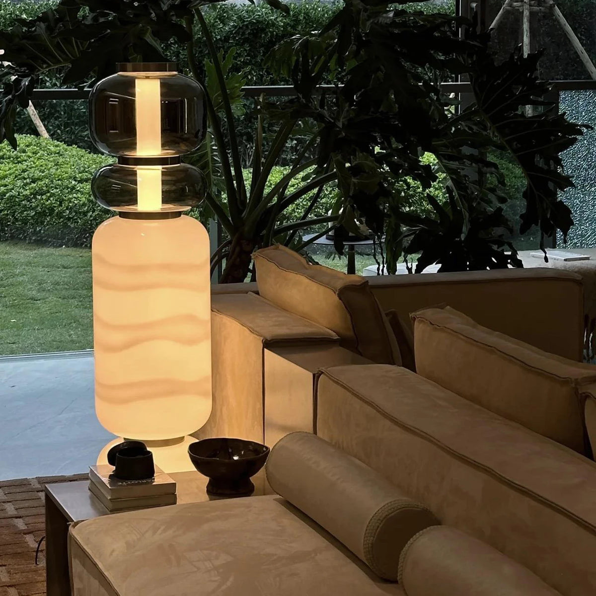 lampe sol contemporain bleu beige noir moderne minimaliste texture ondule veloutee harmonieuse