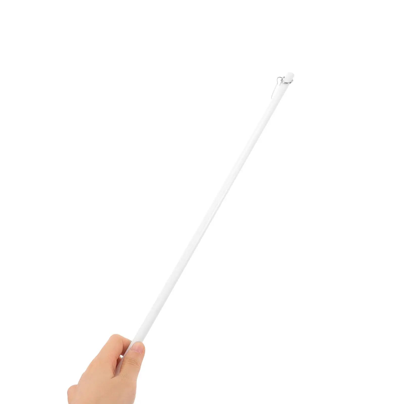 Gros plan d'une main tenant une baguette de tirage blanche contre un fond blanc, montrant le crochet à l'extrémité.