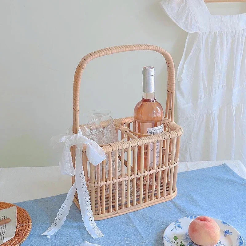 porte bouteilles vin rustique panier osier tressé bouteilles rosé rouge verres fruits plantes livres