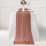 chemin table vert olive rayures horizontales classique assiettes blanches fourchettes dorées gobelets décoratifs bougies