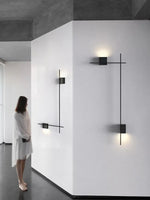 Installation de l'applique murale dans un couloir d'hôtel élégant