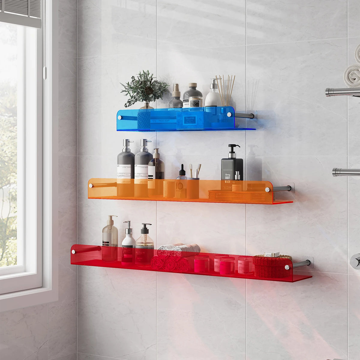 étagère murale transparente moderne salle bain minimaliste couleurs bleu rouge vert fixations métalliques flacons