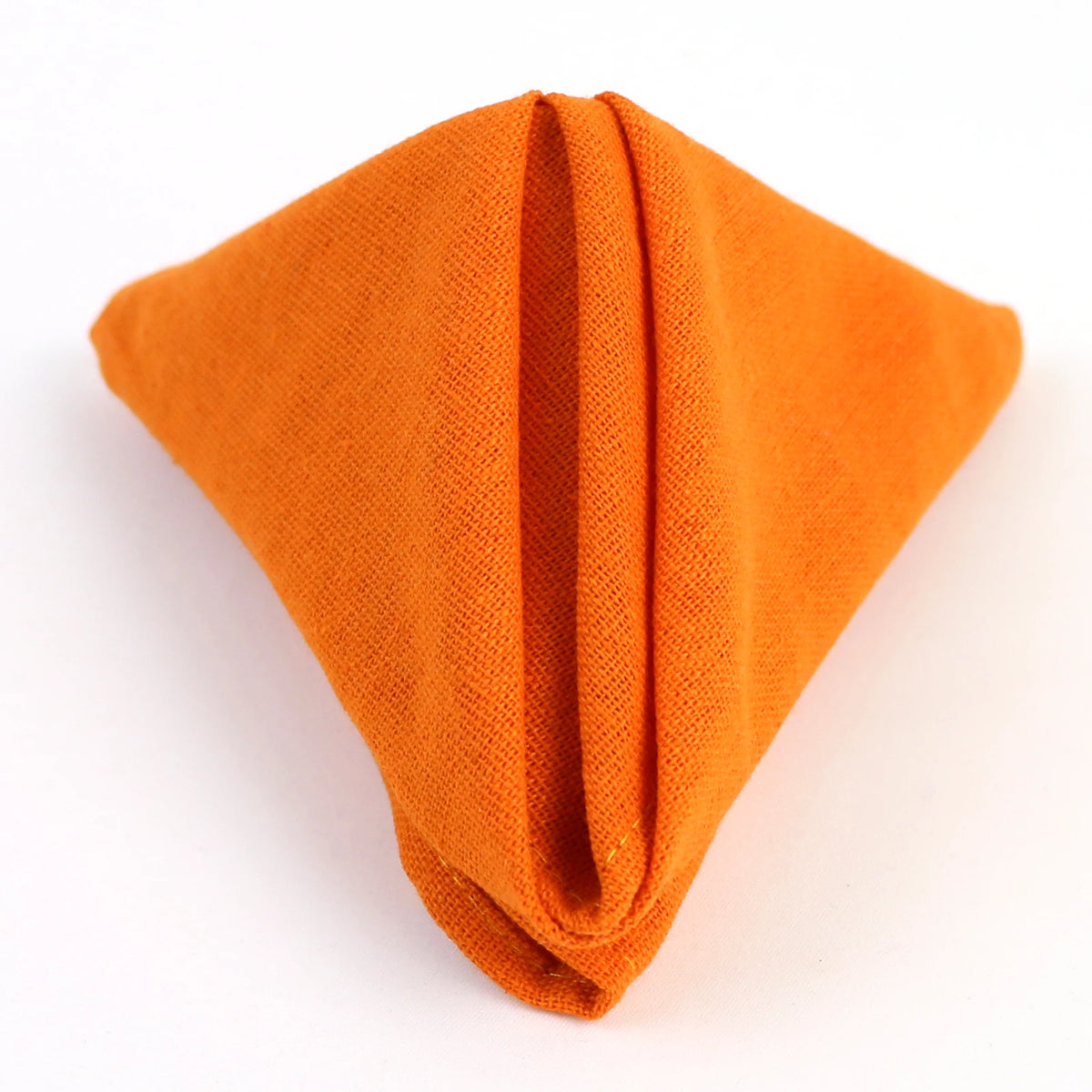 Une écharpe en tricot orange vif et moelleux, idéale pour les journées fraîches.