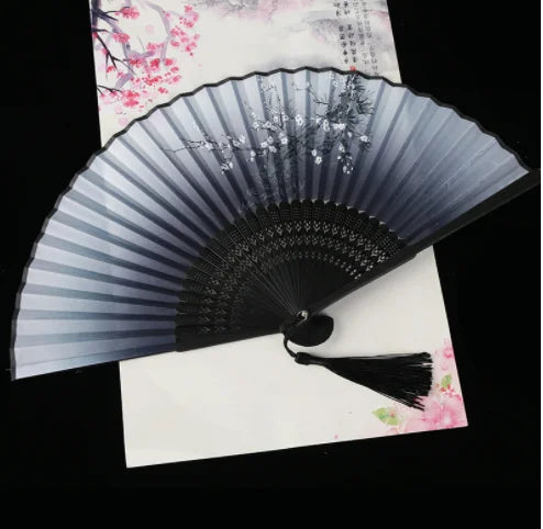 éventail pliant fleurs cerisier papillons art japonais traditionnel tassel couleur bleu rose