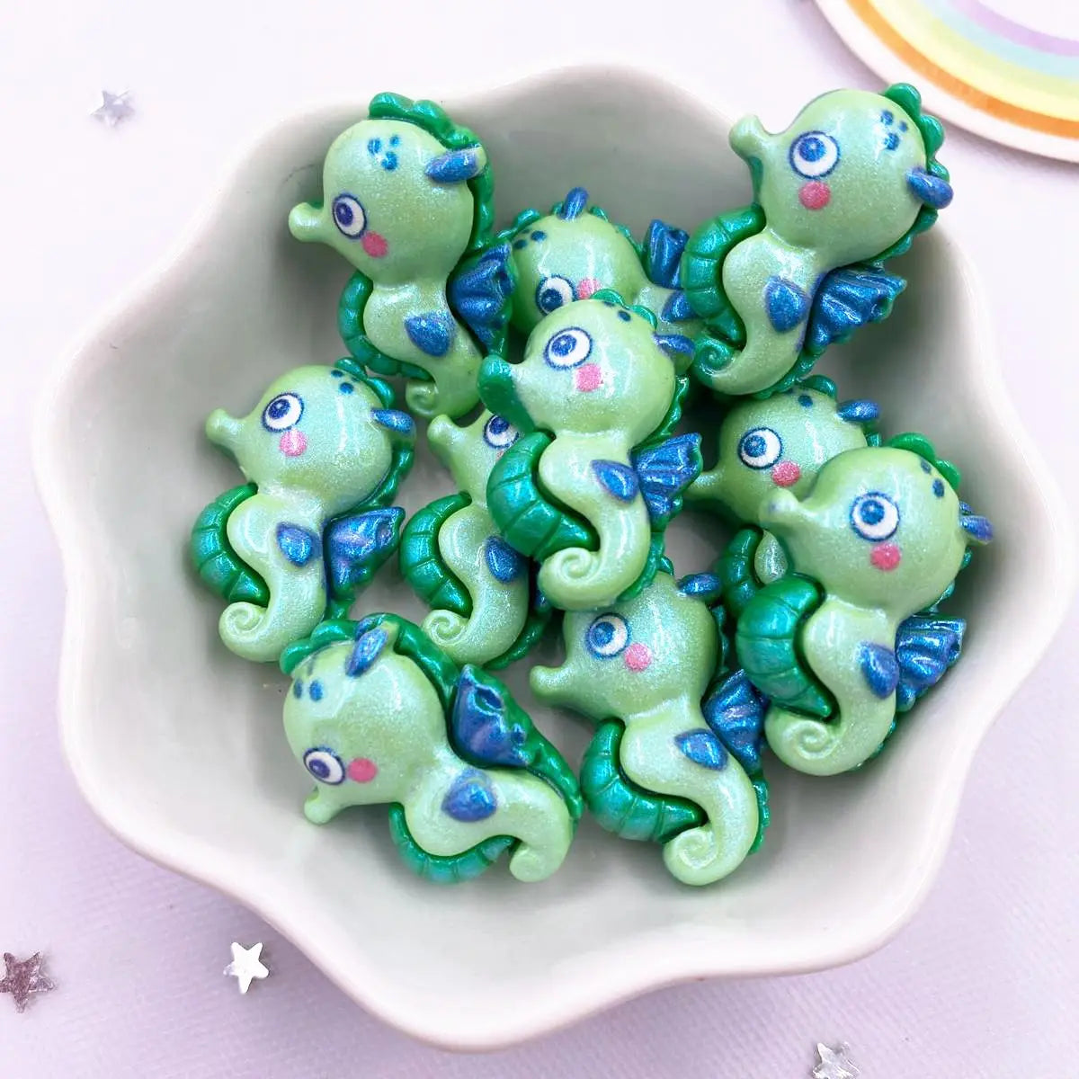 bijoux résine marine créatures poissons crabes pieuvres blanches rose verte