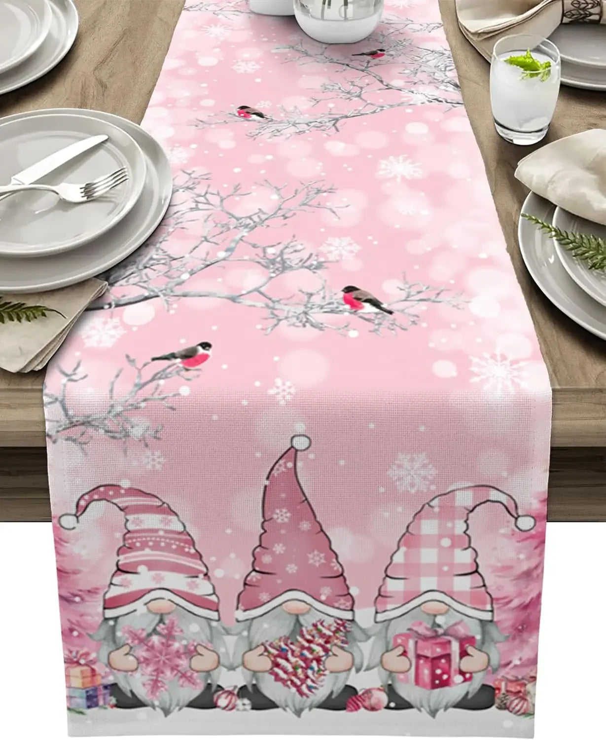 Chemin de table décoré de motifs d'hiver roses et gris, avec des gnomes et des oiseaux.