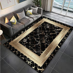 Un élégant tapis de sol en marbre noir et or avec des motifs grecs décoratifs, posé dans un salon cosy aux teintes neutres.