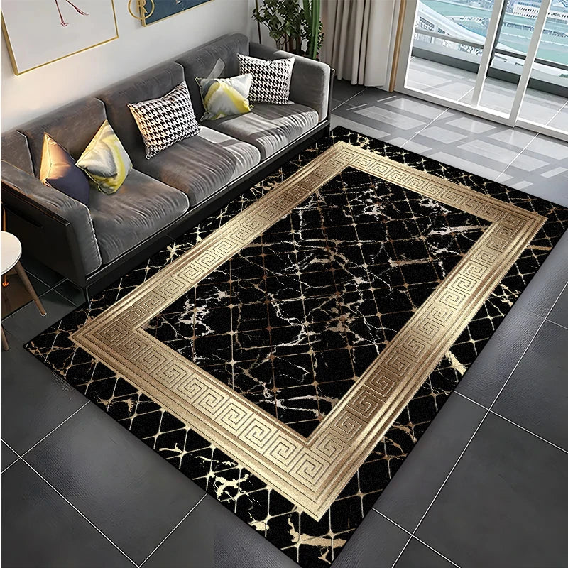 Un élégant tapis de sol en marbre noir et or avec des motifs grecs décoratifs, posé dans un salon cosy aux teintes neutres.