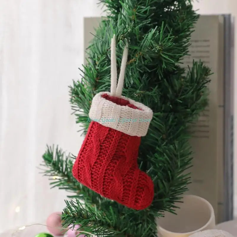 chaussette noel tricotée rouge blanche décoration anniversaire noël traditionnelle ornement maison anneaux métal festive