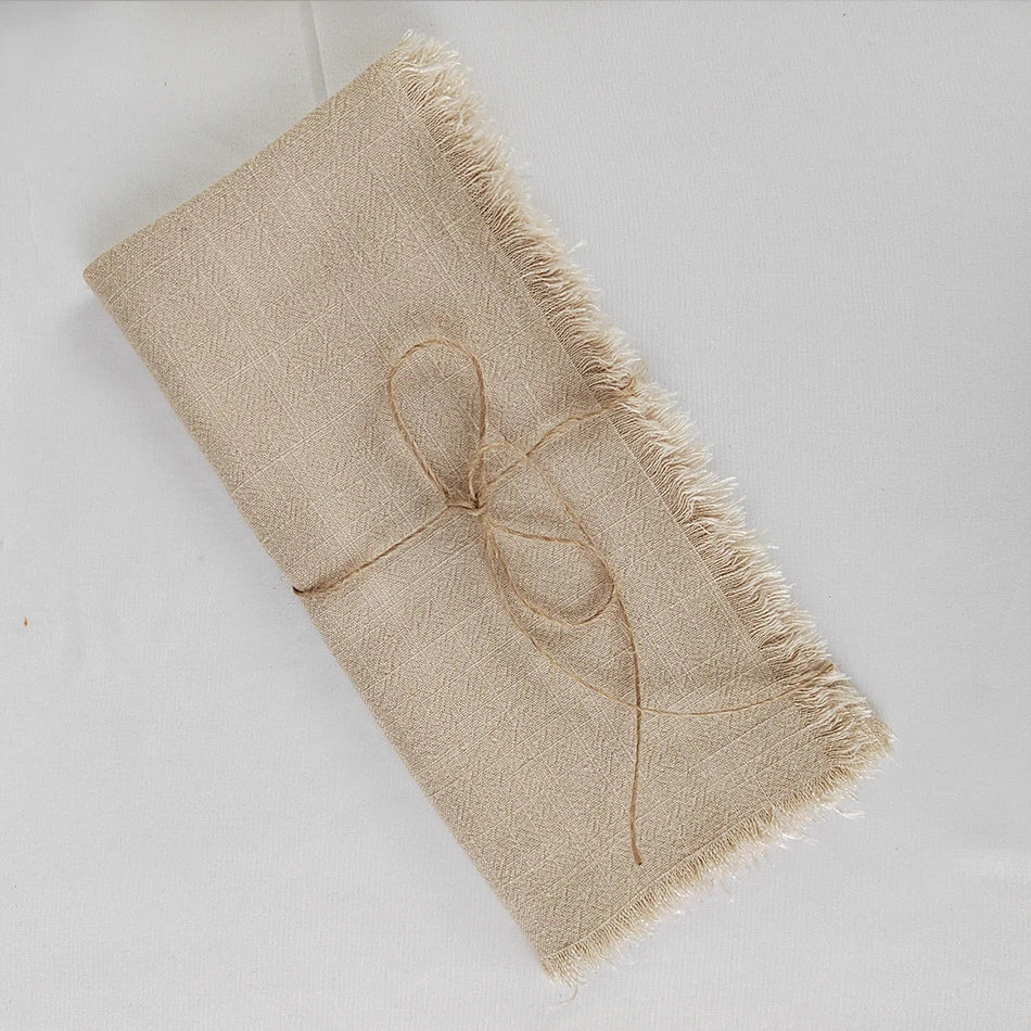 Ce coussin décoratif en lin beige orné d'un beau nœud en ficelle apporte une touche élégante et naturelle à n'importe quelle pièce.