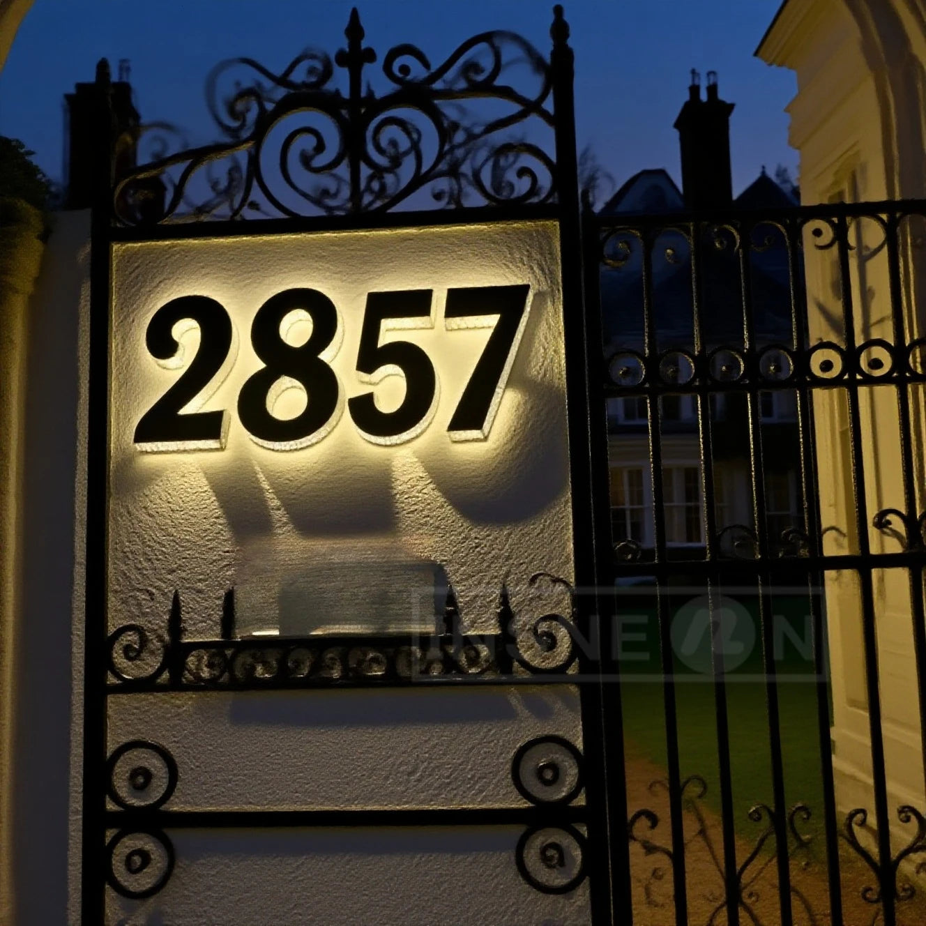 Détail des caractères 3D rétro-éclairés sur plaque numéro