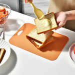 planches découper moderne poignées intégrées couteau oignon tomate avocat vert orange gris clair cuisine