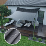 Voile d'ombrage imperméable protégeant une piscine