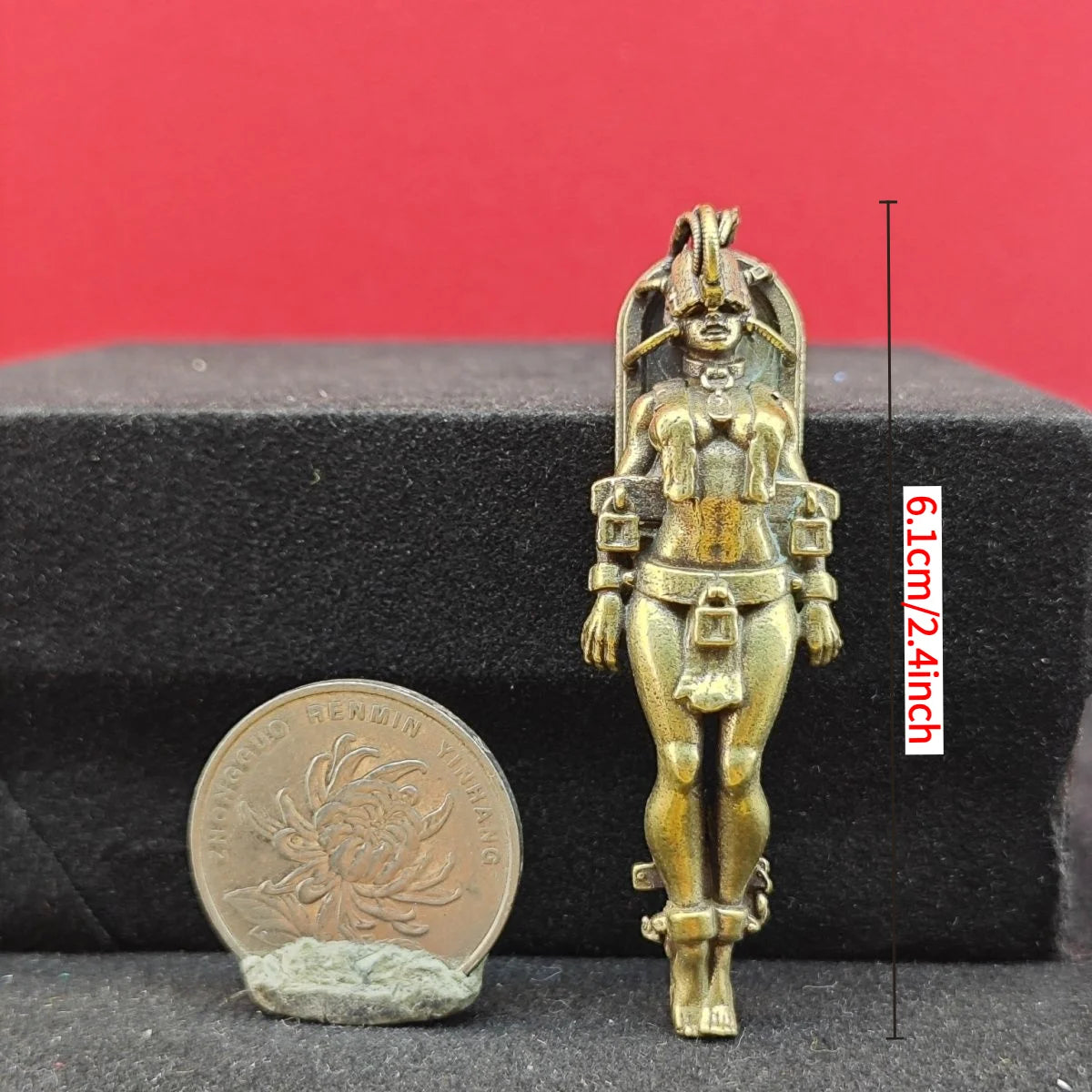 pendentif bronze figurine humaine détails complexes art ancien mythologique suspension boucle