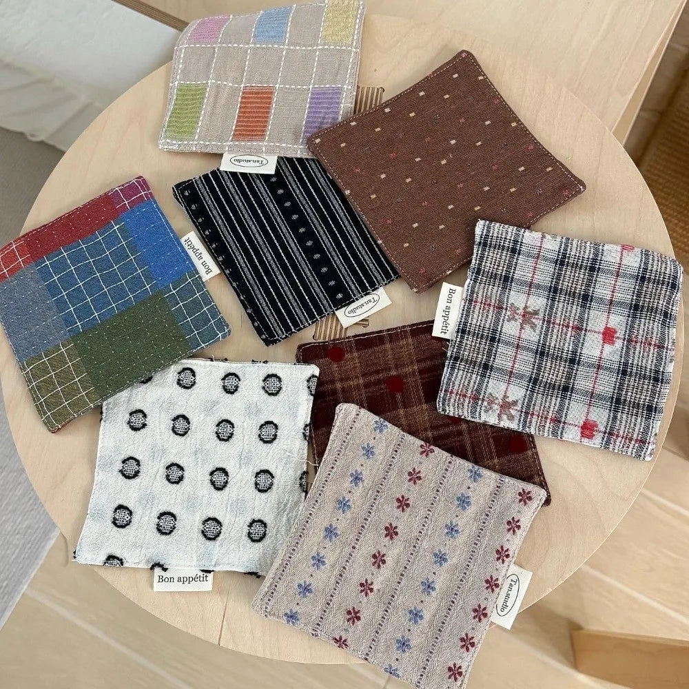 serviettes table marron gris noir bleu vert blanc carreaux points rayures flocons moderne rustique