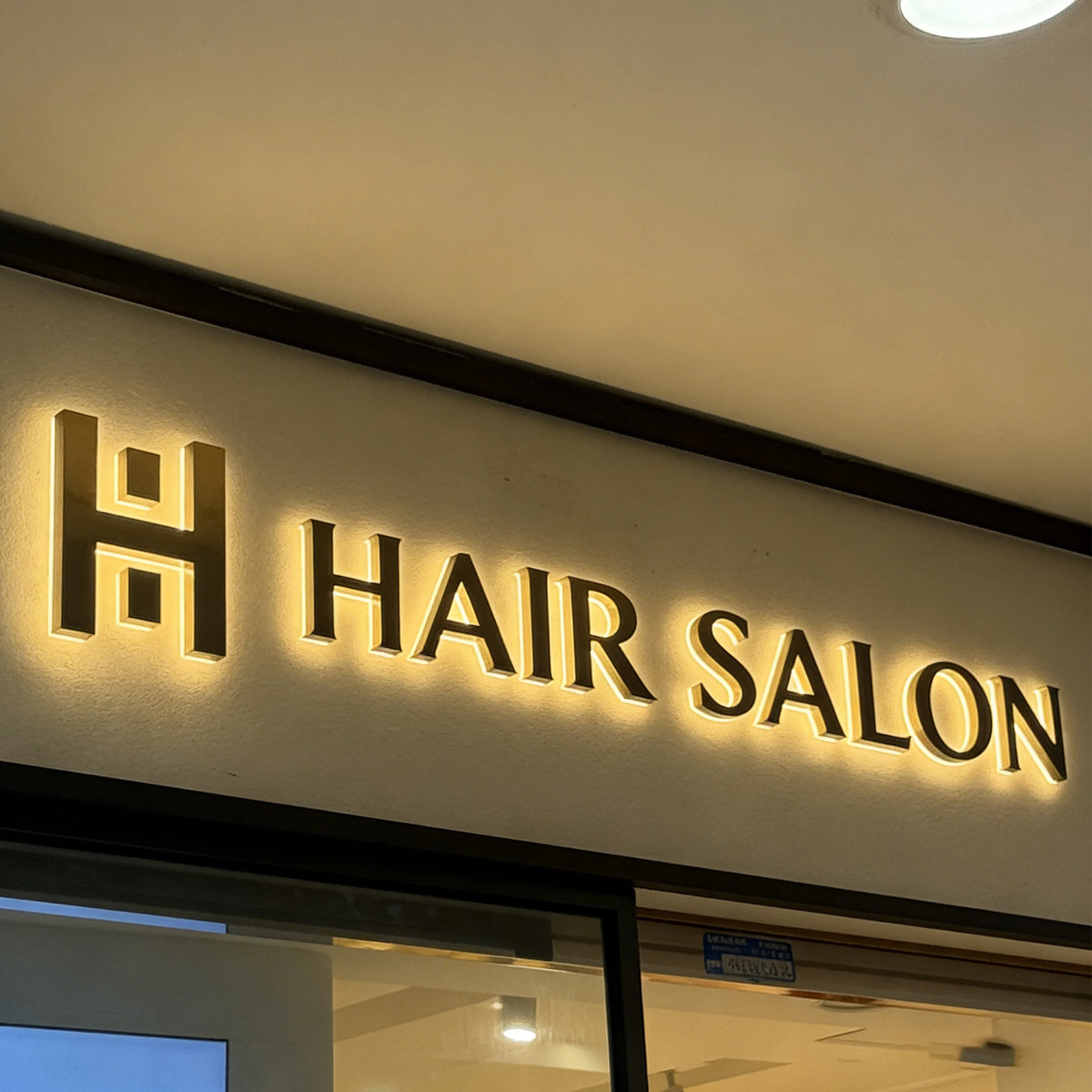enseigne lumineuse moderne lettres relief couleur noire blanche dorée éclairage led opaque salon magasinextérieur