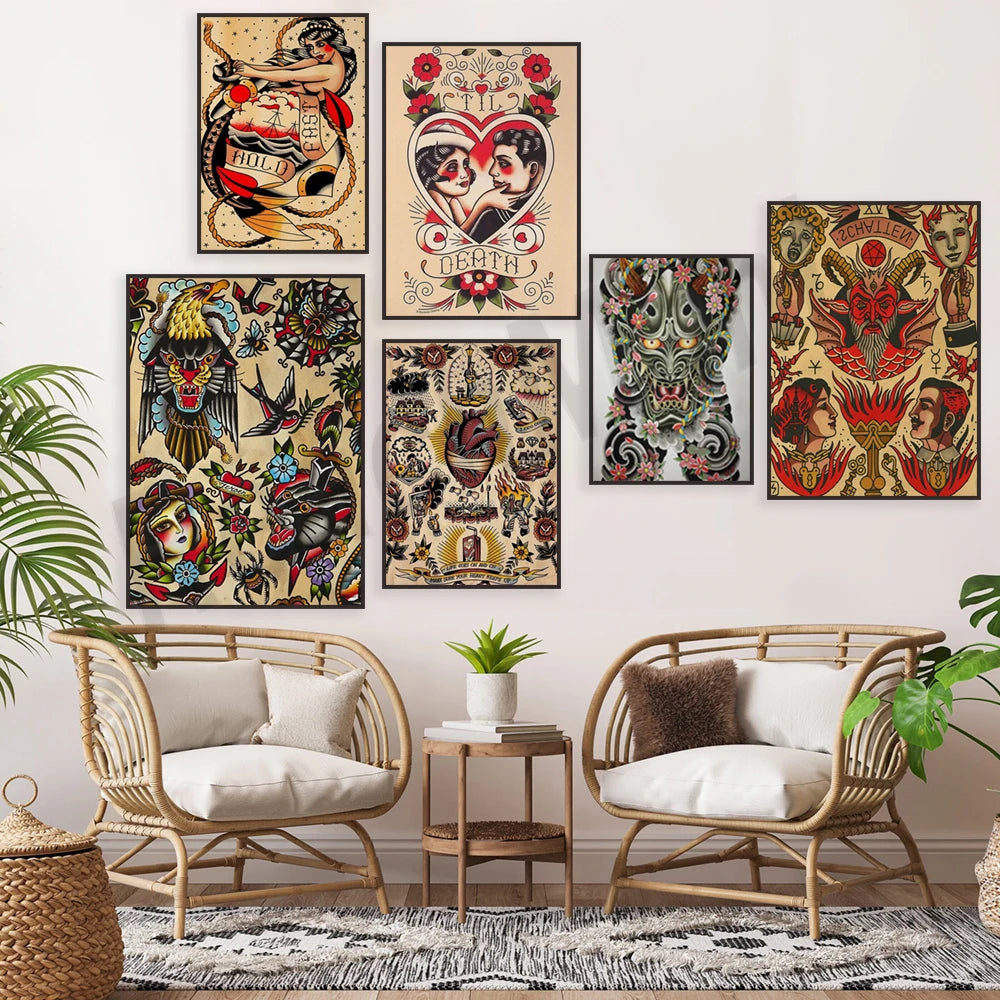 Une collection d'affiches vintage au style de tatouage, accrochées sur un mur dans un salon cosy et accueillant, créant une ambiance artistique et unique.