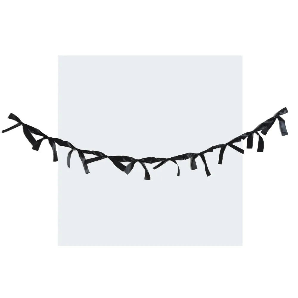 guirlande décoration chambre enfant rose pâle blanc beige dentelle satin romantique occasion fête