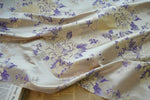 tissu brocart polyester floral motifs pivoines beige jaune violet classique satiné coudre robe