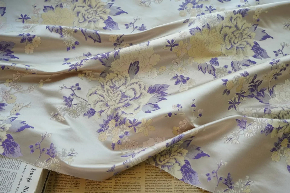 tissu brocart polyester floral motifs pivoines beige jaune violet classique satiné coudre robe