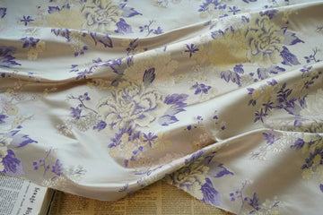 tissu brocart polyester floral motifs pivoines beige jaune violet classique satiné coudre robe