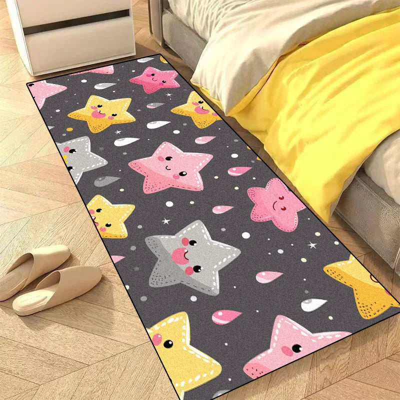 Un tapis de sol décoré avec des étoiles de couleurs vives sur un fond sombre étoilé, créant une ambiance enfantine et féerique.