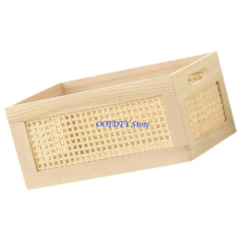 Détail du tissage main du panier de rangement en bois