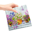 serviettes papier serviettes florales motif fleurs pots arrière plan bois rose violet bleu jaune