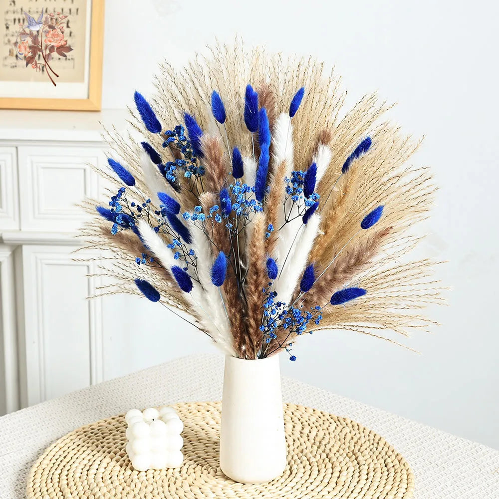 bouquet artificiel plumes fleurs bleues beige dried flowers decoration maison plateau osier vase blanc