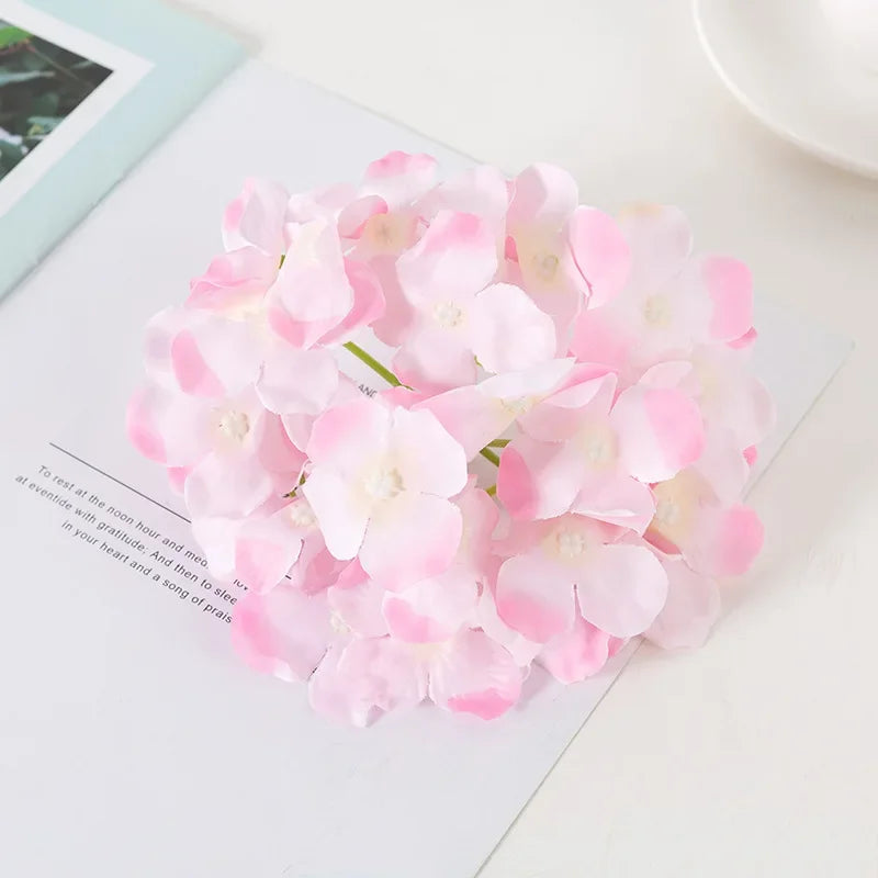 fleurs artificielles hortensia blanches roses bleues mariage extérieur bouquet décoration moderne minimaliste