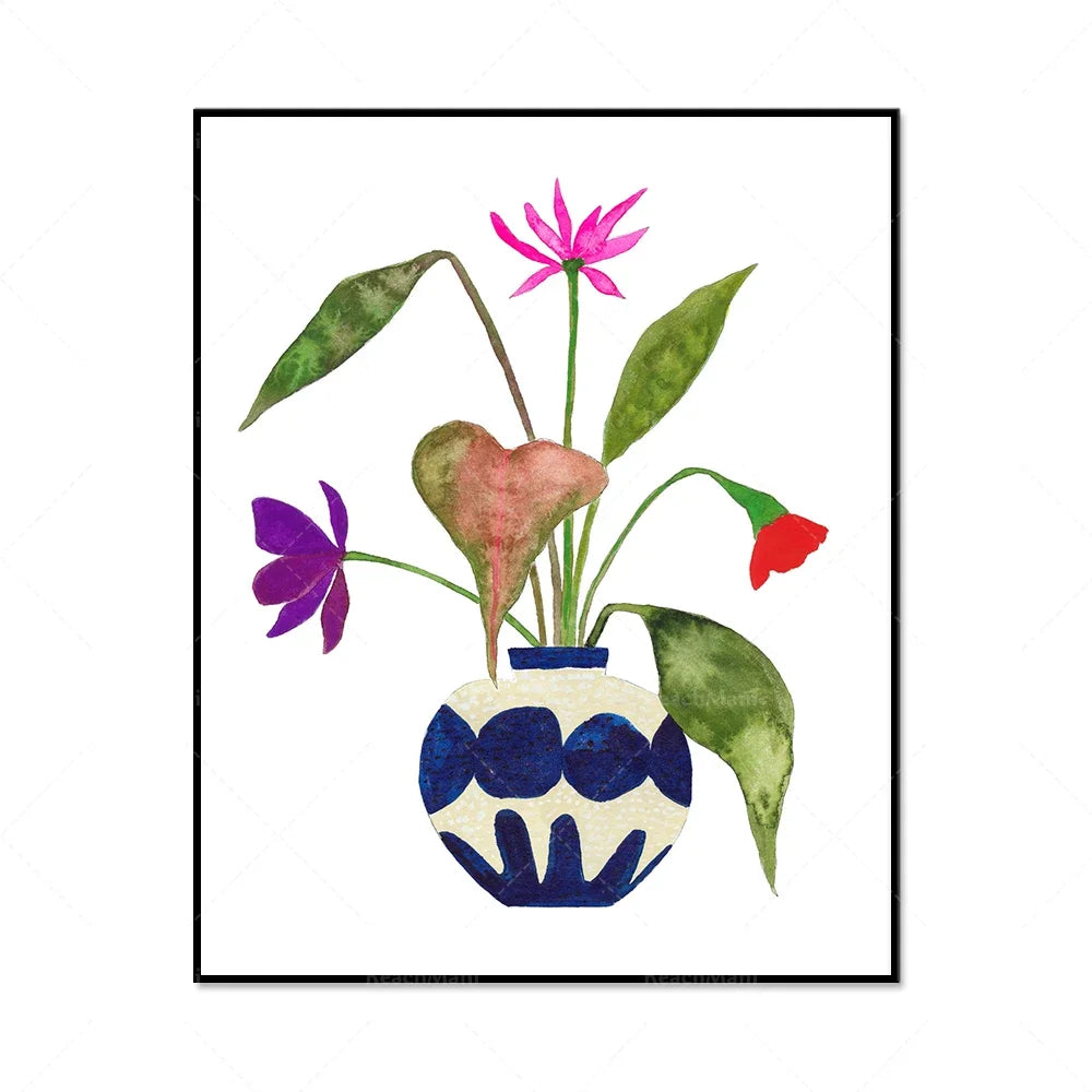 Un bouquet de fleurs colorées et de feuillage dans un vase décoratif bleu et blanc.