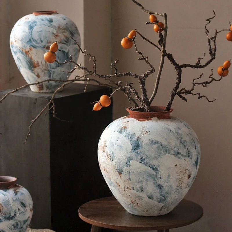 vase artisanal bleu blanc marron marbré rustique arrangement floral branches fruits decoration intérieure