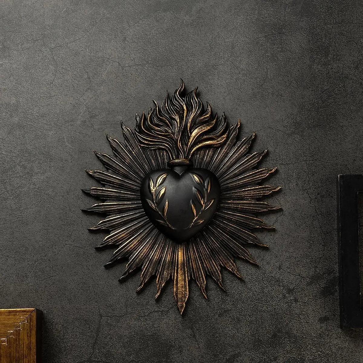 sculpture murale cœur relief feuilles bronze noir artisanal gothique décoration intérieure ornement religieux farmhouse