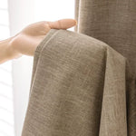 Zoom sur un rideau isolant en polyester à texture coton et lin, mettant en valeur son tissage naturel et sa souplesse.