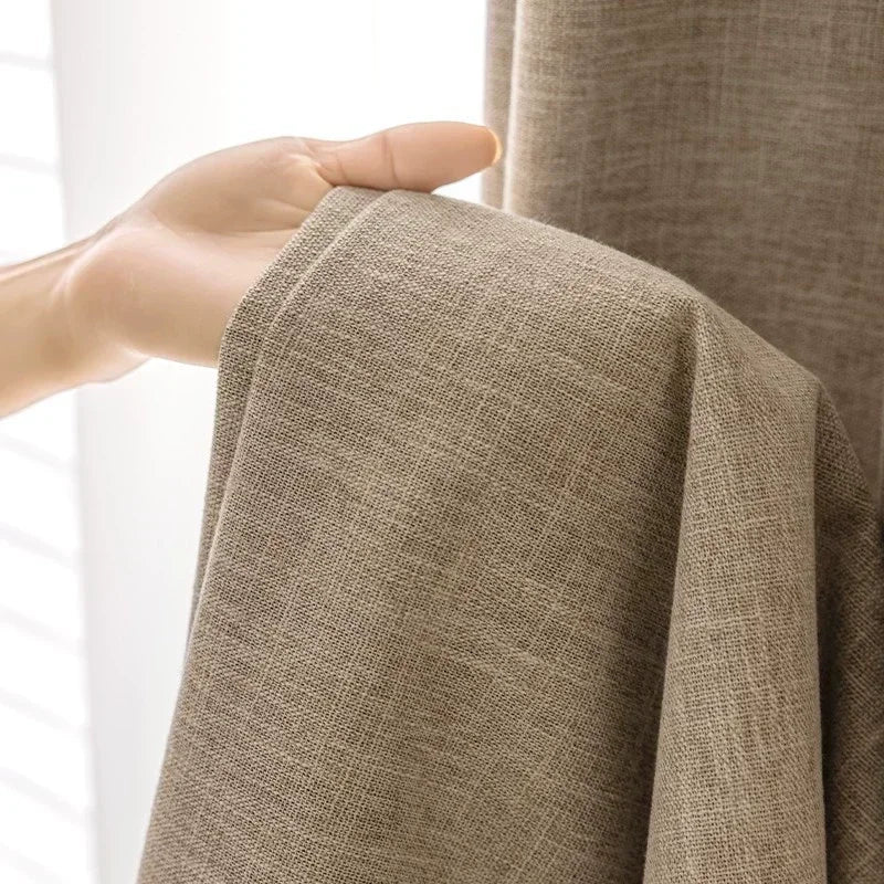 Zoom sur un rideau isolant en polyester à texture coton et lin, mettant en valeur son tissage naturel et sa souplesse.