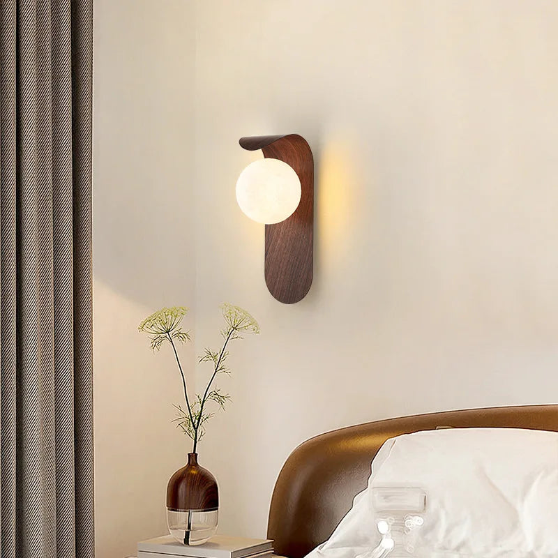 lampe murale moderne minimaliste bois lisse globe verre opaque chambre salon éclairage décoratif fixée