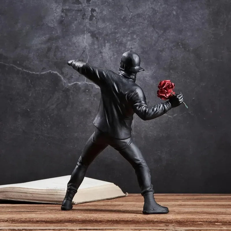 statue moderne banksy lanceur fleurs rouge blanche noire ornement décoration intérieure chambre salon